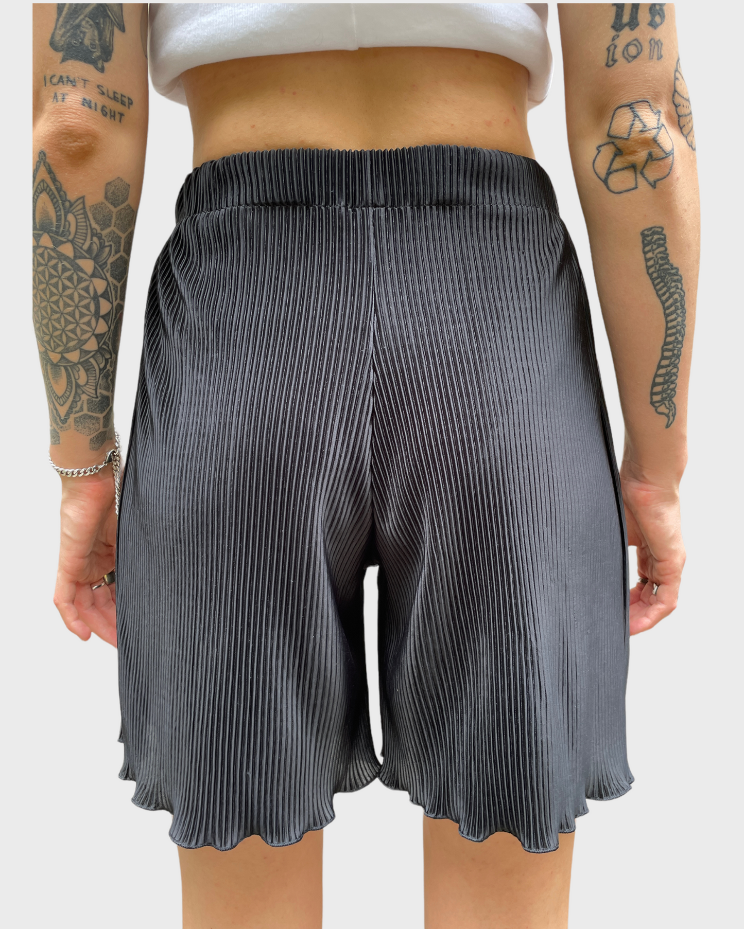 PLISSEE FALTEN SHORTS